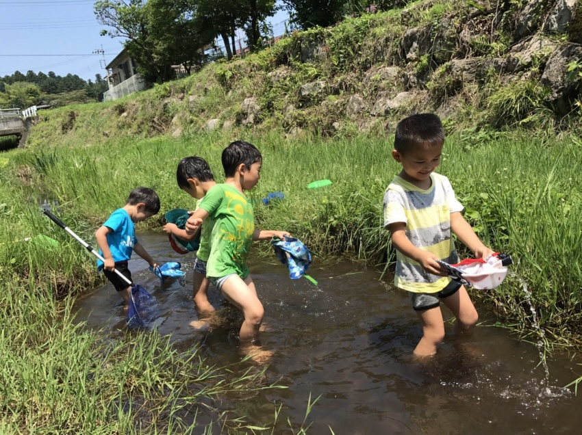 びしょぬれ、泥んこだらけで遊ぼう　森のようちえん