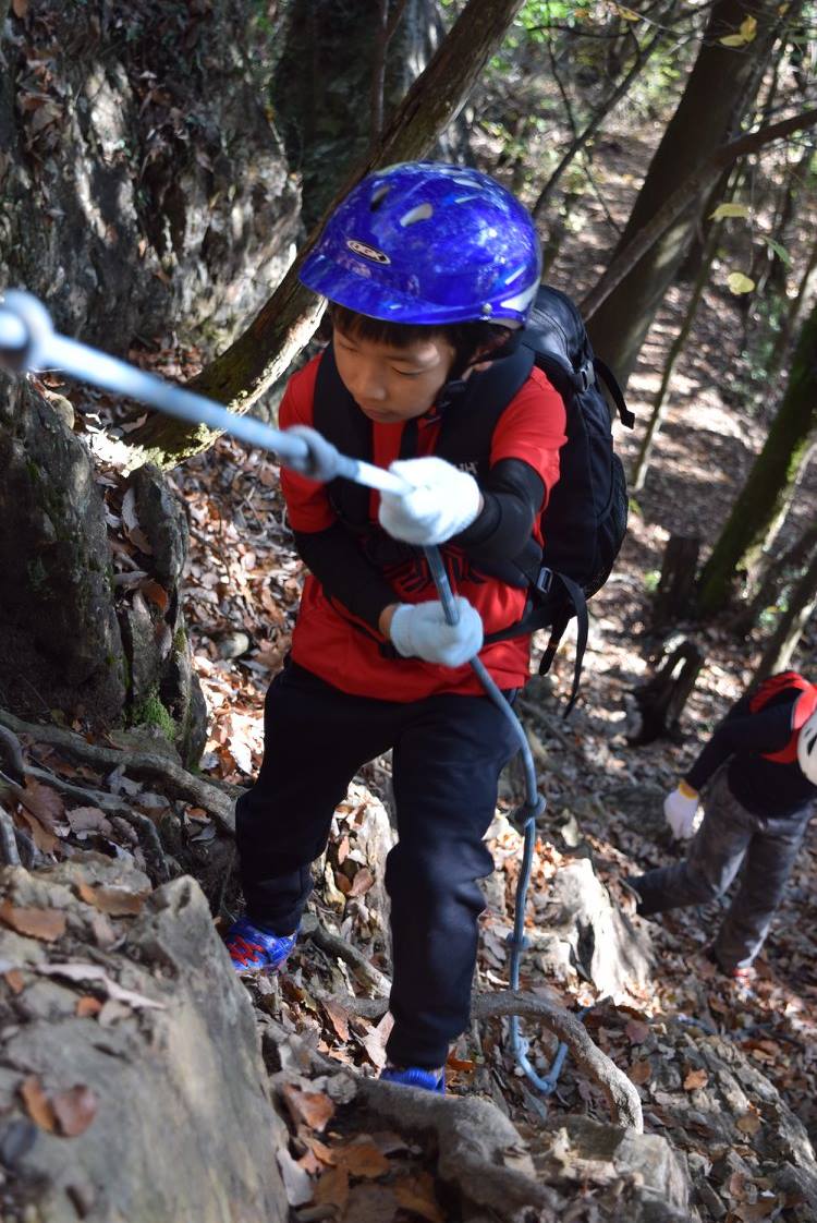 山のドキドキ洞窟探険隊