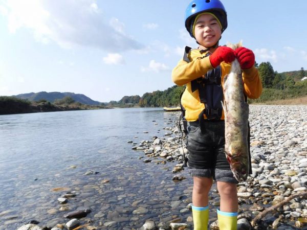 鮭の遡上観察ラフティングin那珂川