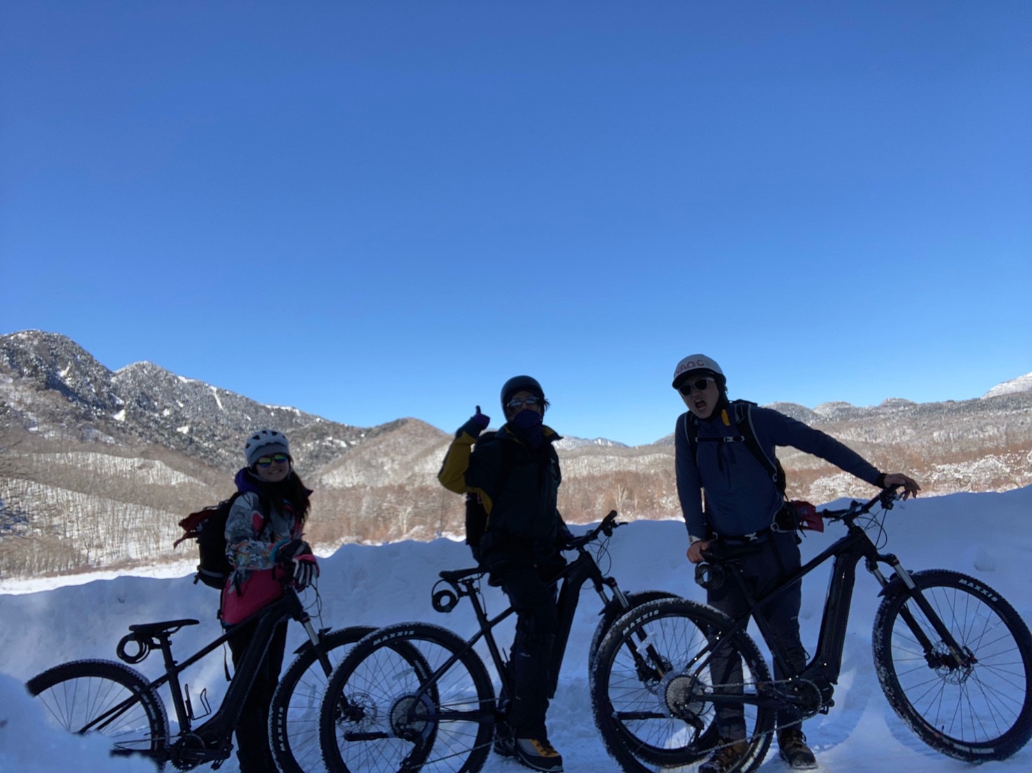 冬到来　日光国立公園の雪上を疾走スノーサイクリング