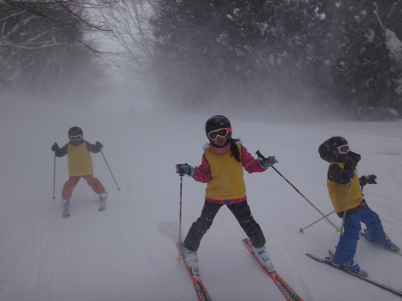 連続吹雪のスキー教室