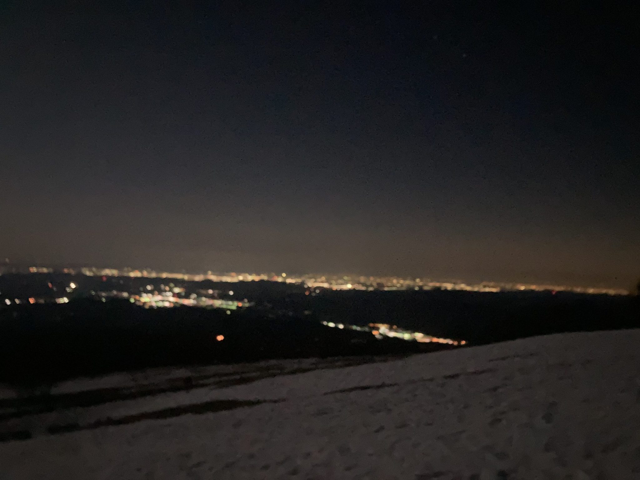 月明かりを頼りに夜の雪山ハイク