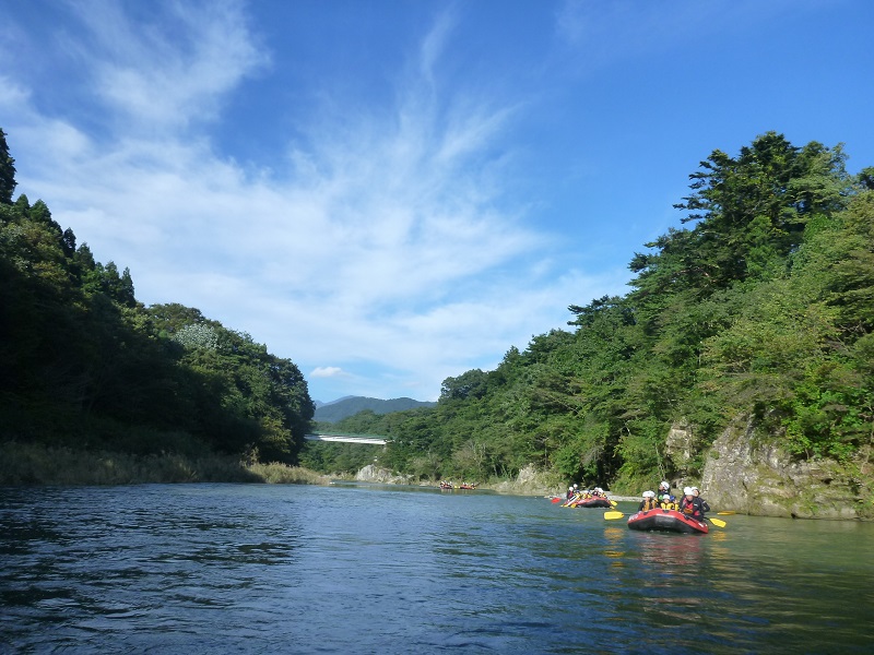 秋晴れ。青空ラフティング