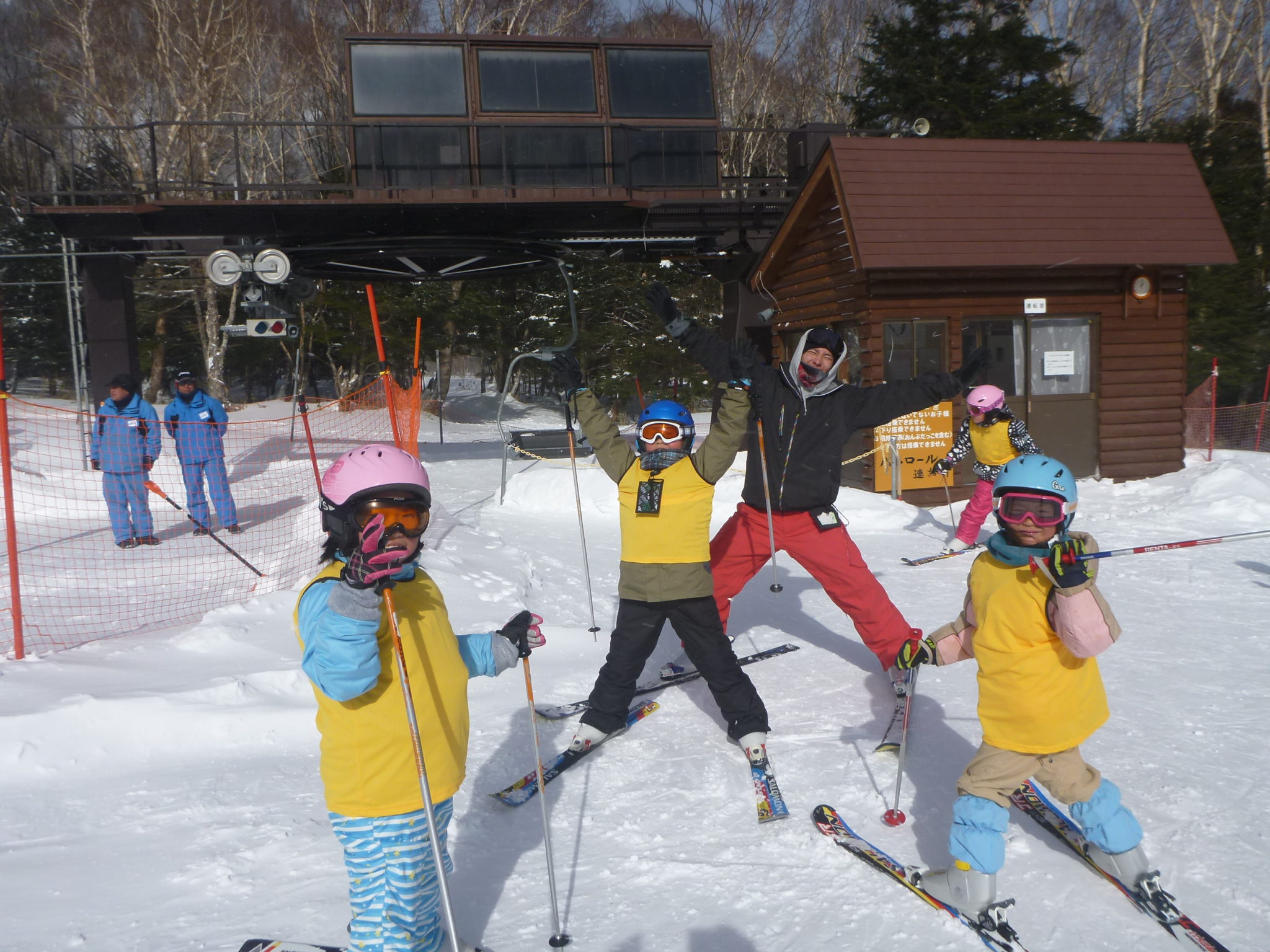 吹雪の中のスキー教室