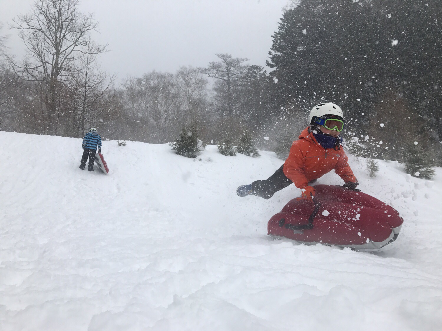 パウダースノーパラダイス。エアーボードに雪洞作り